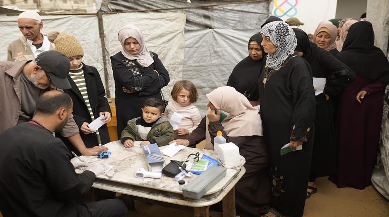 عيادة متنقلة تابعة للمنظمة الدولية للبحوث الطبية تقدّم الرعاية الصحية للنازحين في غزة